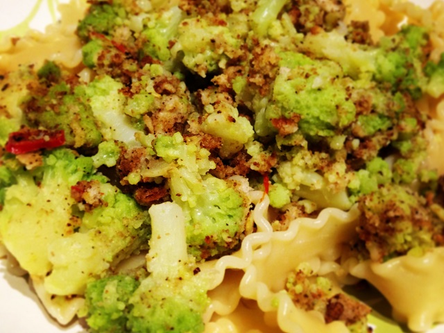 reginette con ragù di broccolo romanesco e mollica